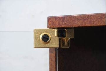 中古　美品　松創(MATSUSO・マツソウ)　特注　バーズアイメイプル　両面使いできる便利なサイドボード(収納棚、戸棚、食器棚、カップボード、ミラーバック、飾り棚、サイドキャビネット、ディスプレイケース、コレクションケース、オープンラック)(定価約100万円)(R-084480)