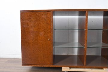 中古　美品　松創(MATSUSO・マツソウ)　特注　バーズアイメイプル　両面使いできる便利なサイドボード(収納棚、戸棚、食器棚、カップボード、ミラーバック、飾り棚、サイドキャビネット、ディスプレイケース、コレクションケース、オープンラック)(定価約100万円)(R-084480)