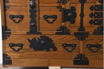 中古　美品　堂々とした佇まいが魅力のアンティーク調時代箪笥(収納箪笥、衣装箪笥、整理箪笥、和箪笥、引き出し)(R-084483)