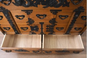 中古　美品　堂々とした佇まいが魅力のアンティーク調時代箪笥(収納箪笥、衣装箪笥、整理箪笥、和箪笥、引き出し)(R-084483)