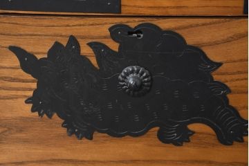 中古　美品　堂々とした佇まいが魅力のアンティーク調時代箪笥(収納箪笥、衣装箪笥、整理箪笥、和箪笥、引き出し)(R-084483)