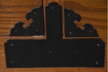 中古　美品　堂々とした佇まいが魅力のアンティーク調時代箪笥(収納箪笥、衣装箪笥、整理箪笥、和箪笥、引き出し)(R-084483)
