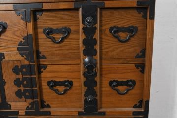 中古　美品　堂々とした佇まいが魅力のアンティーク調時代箪笥(収納箪笥、衣装箪笥、整理箪笥、和箪笥、引き出し)(R-084483)