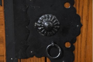 中古　美品　堂々とした佇まいが魅力のアンティーク調時代箪笥(収納箪笥、衣装箪笥、整理箪笥、和箪笥、引き出し)(R-084483)