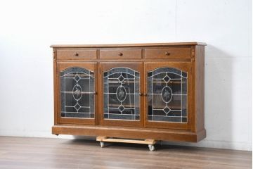 中古　三越家具(現カントリーハウス)　Brugge(ブルージュ)　クラシカルな空間づくりにぴったりなステンドグラス入りサイドボード(収納棚、飾り棚、戸棚、サイドキャビネット、食器棚)(R-084484)