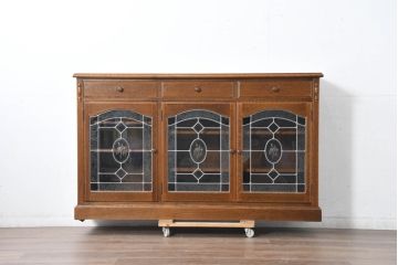 中古　三越家具(現カントリーハウス)　Brugge(ブルージュ)　クラシカルな空間づくりにぴったりなステンドグラス入りサイドボード(収納棚、飾り棚、戸棚、サイドキャビネット、食器棚)(R-084484)
