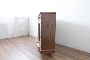 中古　三越家具(現カントリーハウス)　Brugge(ブルージュ)　クラシカルな空間づくりにぴったりなステンドグラス入りサイドボード(収納棚、飾り棚、戸棚、サイドキャビネット、食器棚)(R-084484)