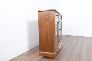 中古　三越家具(現カントリーハウス)　Brugge(ブルージュ)　クラシカルな空間づくりにぴったりなステンドグラス入りサイドボード(収納棚、飾り棚、戸棚、サイドキャビネット、食器棚)(R-084484)