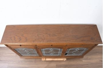 中古　三越家具(現カントリーハウス)　Brugge(ブルージュ)　クラシカルな空間づくりにぴったりなステンドグラス入りサイドボード(収納棚、飾り棚、戸棚、サイドキャビネット、食器棚)(R-084484)