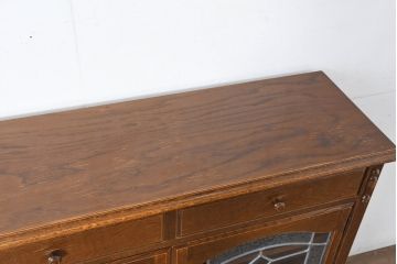 中古　三越家具(現カントリーハウス)　Brugge(ブルージュ)　クラシカルな空間づくりにぴったりなステンドグラス入りサイドボード(収納棚、飾り棚、戸棚、サイドキャビネット、食器棚)(R-084484)
