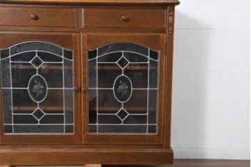 中古　三越家具(現カントリーハウス)　Brugge(ブルージュ)　クラシカルな空間づくりにぴったりなステンドグラス入りサイドボード(収納棚、飾り棚、戸棚、サイドキャビネット、食器棚)(R-084484)