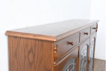 中古　三越家具(現カントリーハウス)　Brugge(ブルージュ)　クラシカルな空間づくりにぴったりなステンドグラス入りサイドボード(収納棚、飾り棚、戸棚、サイドキャビネット、食器棚)(R-084484)