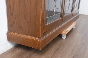 中古　三越家具(現カントリーハウス)　Brugge(ブルージュ)　クラシカルな空間づくりにぴったりなステンドグラス入りサイドボード(収納棚、飾り棚、戸棚、サイドキャビネット、食器棚)(R-084484)
