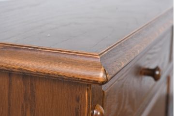 中古　三越家具(現カントリーハウス)　Brugge(ブルージュ)　クラシカルな空間づくりにぴったりなステンドグラス入りサイドボード(収納棚、飾り棚、戸棚、サイドキャビネット、食器棚)(R-084484)