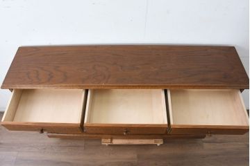 中古　三越家具(現カントリーハウス)　Brugge(ブルージュ)　クラシカルな空間づくりにぴったりなステンドグラス入りサイドボード(収納棚、飾り棚、戸棚、サイドキャビネット、食器棚)(R-084484)