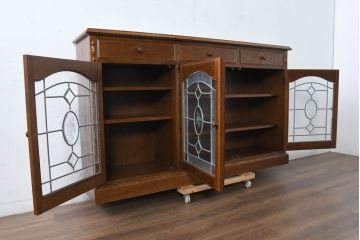 中古　三越家具(現カントリーハウス)　Brugge(ブルージュ)　クラシカルな空間づくりにぴったりなステンドグラス入りサイドボード(収納棚、飾り棚、戸棚、サイドキャビネット、食器棚)(R-084484)
