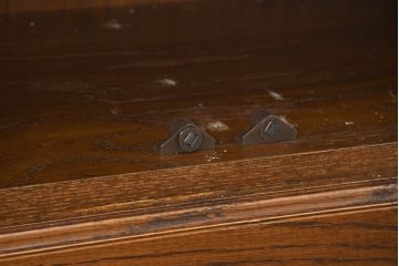 中古　三越家具(現カントリーハウス)　Brugge(ブルージュ)　クラシカルな空間づくりにぴったりなステンドグラス入りサイドボード(収納棚、飾り棚、戸棚、サイドキャビネット、食器棚)(R-084484)