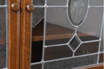 中古　三越家具(現カントリーハウス)　Brugge(ブルージュ)　クラシカルな空間づくりにぴったりなステンドグラス入りサイドボード(収納棚、飾り棚、戸棚、サイドキャビネット、食器棚)(R-084484)