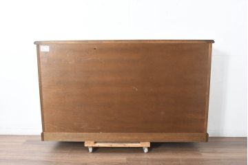 中古　三越家具(現カントリーハウス)　Brugge(ブルージュ)　クラシカルな空間づくりにぴったりなステンドグラス入りサイドボード(収納棚、飾り棚、戸棚、サイドキャビネット、食器棚)(R-084484)
