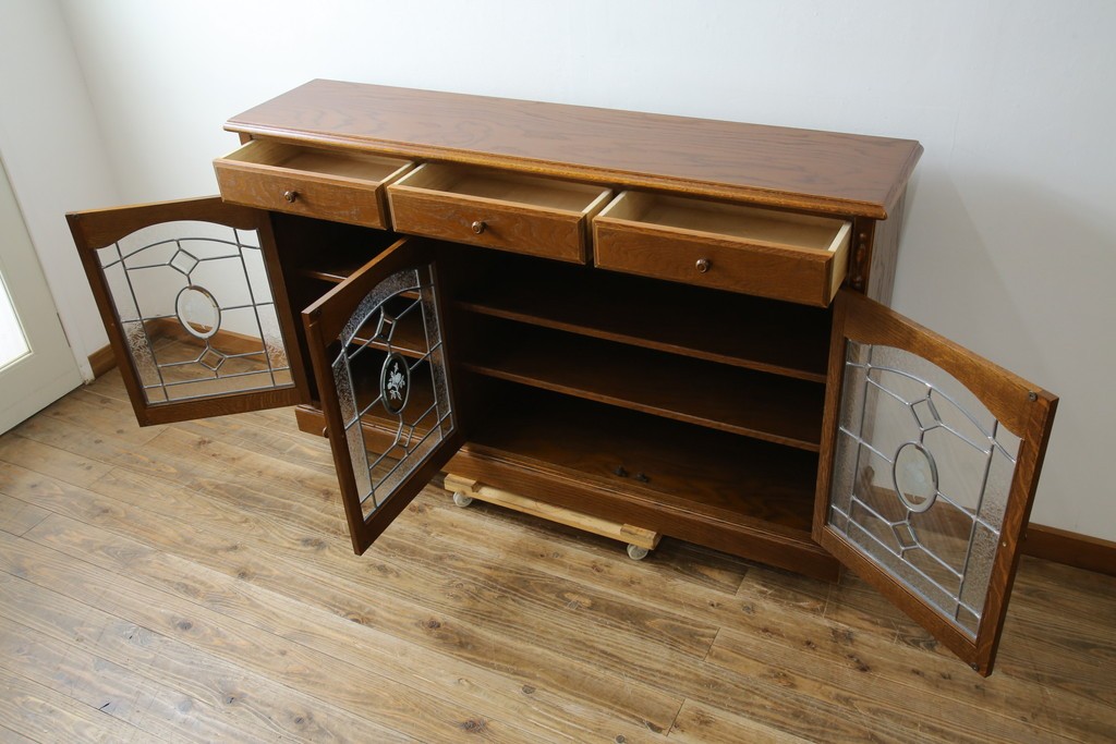 中古　三越家具(現カントリーハウス)　Brugge(ブルージュ)　クラシカルな空間づくりにぴったりなステンドグラス入りサイドボード　(R-084484)