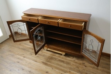 中古　三越家具(現カントリーハウス)　Brugge(ブルージュ)　クラシカルな空間づくりにぴったりなステンドグラス入りサイドボード　(R-084484)