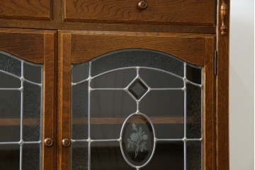 中古　三越家具(現カントリーハウス)　Brugge(ブルージュ)　クラシカルな空間づくりにぴったりなステンドグラス入りサイドボード　(R-084484)