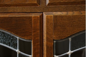 中古　三越家具(現カントリーハウス)　Brugge(ブルージュ)　クラシカルな空間づくりにぴったりなステンドグラス入りサイドボード　(R-084484)