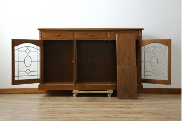 中古　三越家具(現カントリーハウス)　Brugge(ブルージュ)　クラシカルな空間づくりにぴったりなステンドグラス入りサイドボード　(R-084484)