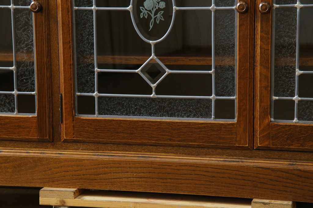 中古　三越家具(現カントリーハウス)　Brugge(ブルージュ)　クラシカルな空間づくりにぴったりなステンドグラス入りサイドボード　(R-084484)