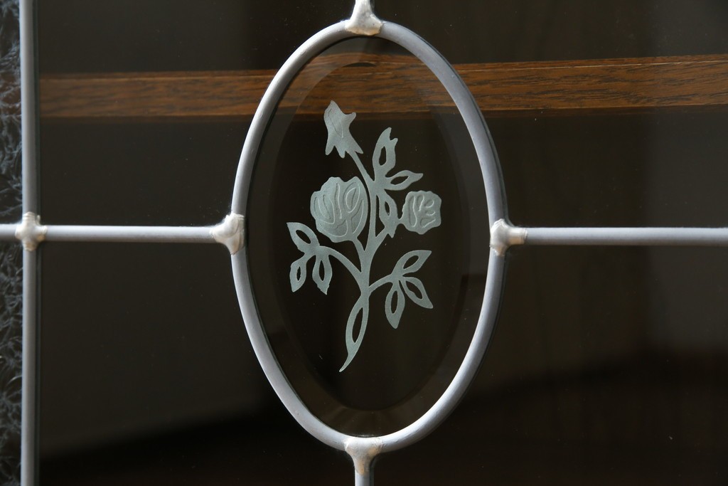 中古　三越家具(現カントリーハウス)　Brugge(ブルージュ)　クラシカルな空間づくりにぴったりなステンドグラス入りサイドボード　(R-084484)