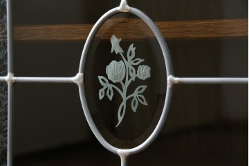 中古　三越家具(現カントリーハウス)　Brugge(ブルージュ)　クラシカルな空間づくりにぴったりなステンドグラス入りサイドボード　(R-084484)