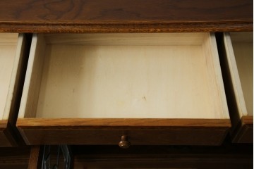 中古　三越家具(現カントリーハウス)　Brugge(ブルージュ)　クラシカルな空間づくりにぴったりなステンドグラス入りサイドボード　(R-084484)