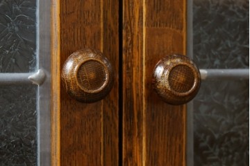 中古　三越家具(現カントリーハウス)　Brugge(ブルージュ)　クラシカルな空間づくりにぴったりなステンドグラス入りサイドボード　(R-084484)