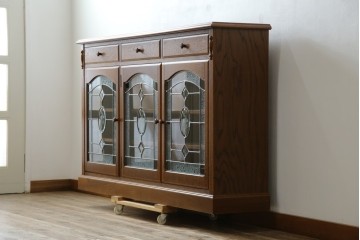 中古　三越家具(現カントリーハウス)　Brugge(ブルージュ)　クラシカルな空間づくりにぴったりなステンドグラス入りサイドボード　(R-084484)
