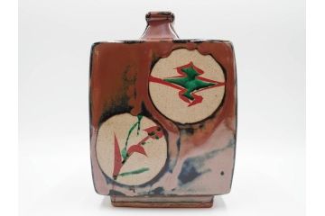 人間国宝　濱田庄司(浜田庄司)　益子焼　柿釉　丸紋　赤絵　高さ 約23cm　空間に格調高い趣を添える扁壷(花瓶、花生、花入、花器、フラワーベース、扁壺、壷、共箱付)(R-084485)