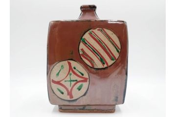 人間国宝　濱田庄司(浜田庄司)　益子焼　柿釉　丸紋　赤絵　高さ 約23cm　空間に格調高い趣を添える扁壷(花瓶、花生、花入、花器、フラワーベース、扁壺、壷、共箱付)(R-084485)