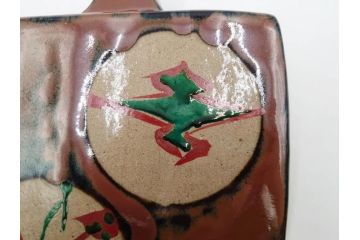 人間国宝　濱田庄司(浜田庄司)　益子焼　柿釉　丸紋　赤絵　高さ 約23cm　空間に格調高い趣を添える扁壷(花瓶、花生、花入、花器、フラワーベース、扁壺、壷、共箱付)(R-084485)