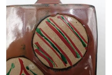 人間国宝　濱田庄司(浜田庄司)　益子焼　柿釉　丸紋　赤絵　高さ 約23cm　空間に格調高い趣を添える扁壷(花瓶、花生、花入、花器、フラワーベース、扁壺、壷、共箱付)(R-084485)