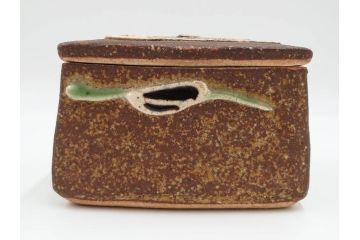 河井寛次郎　鉄釉　河井つね識箱　4.4寸　土のぬくもりと自然な色合いが調和した心安らぐ蓋物(蓋付き器、小物入れ、深鉢、深皿、和食器、陶器、四寸四分)(R-084486)
