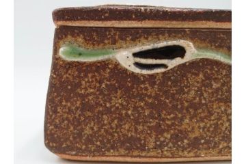 河井寛次郎　鉄釉　河井つね識箱　4.4寸　土のぬくもりと自然な色合いが調和した心安らぐ蓋物(蓋付き器、小物入れ、深鉢、深皿、和食器、陶器、四寸四分)(R-084486)