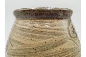 人間国宝　島岡達三　益子焼　刷毛目　梅文　空間に格調高い趣を演出する水指(R-084492)