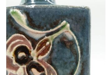 河井寛次郎　呉洲(呉須)　高さ 約24cm　堂々とした存在感と温かみを感じる花扁壷(扁壺、花瓶、花生、花入、花器、フラワーベース、共箱付)(R-084494)