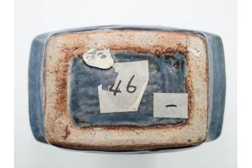 河井寛次郎　呉洲(呉須)　高さ 約24cm　堂々とした存在感と温かみを感じる花扁壷(扁壺、花瓶、花生、花入、花器、フラワーベース、共箱付)(R-084494)