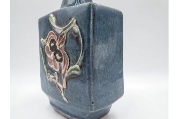 河井寛次郎　呉洲(呉須)　高さ 約24cm　堂々とした存在感と温かみを感じる花扁壷(扁壺、花瓶、花生、花入、花器、フラワーベース、共箱付)(R-084494)