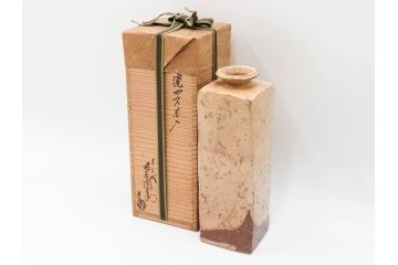 十二代　田原陶兵衛　萩焼　高さ 約25cm　空間に格調高い趣をもたらす四方花入(R-084496)