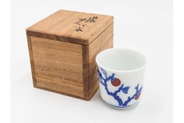 人間国宝　十三代　酒井田柿右衛門　染錦　柿文　優美な雰囲気が漂うぐい呑((R-084499)