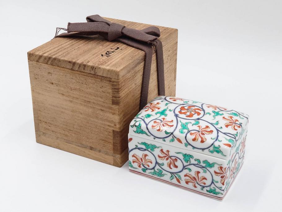 重要無形文化財　人間国宝　十三代 酒井田柿右衛門　本人作　濁手　唐花文　蓋物　鮮やかな色彩と精緻な文様が魅力の小筥(小箱、陶筥、小物入れ、共箱付)(R-084500)