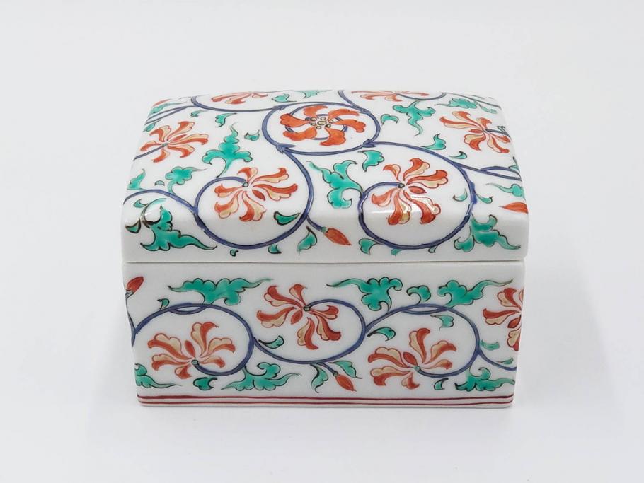 重要無形文化財　人間国宝　十三代 酒井田柿右衛門　本人作　濁手　唐花文　蓋物　鮮やかな色彩と精緻な文様が魅力の小筥(小箱、陶筥、小物入れ、共箱付)(R-084500)