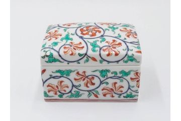 重要無形文化財　人間国宝　十三代 酒井田柿右衛門　本人作　濁手　唐花文　蓋物　鮮やかな色彩と精緻な文様が魅力の小筥(小箱、陶筥、小物入れ、共箱付)(R-084500)