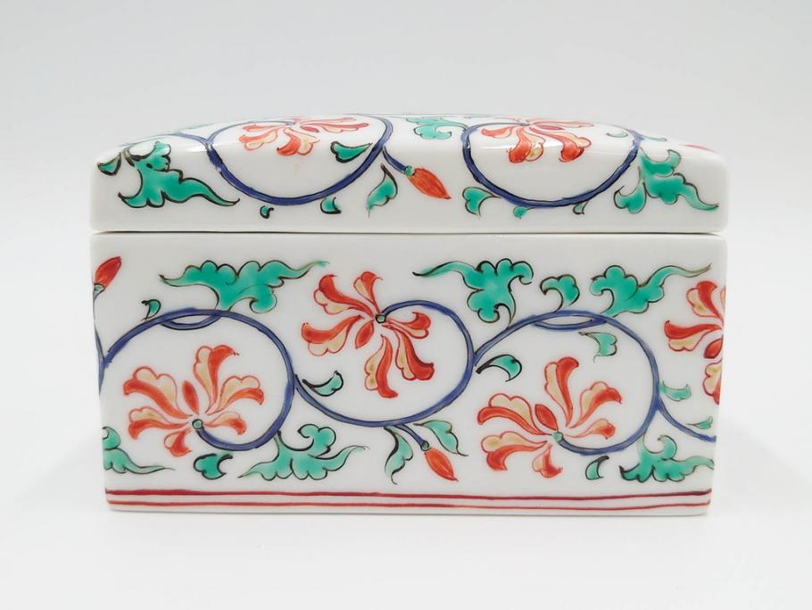 重要無形文化財　人間国宝　十三代 酒井田柿右衛門　本人作　濁手　唐花文　蓋物　鮮やかな色彩と精緻な文様が魅力の小筥(小箱、陶筥、小物入れ、共箱付)(R-084500)